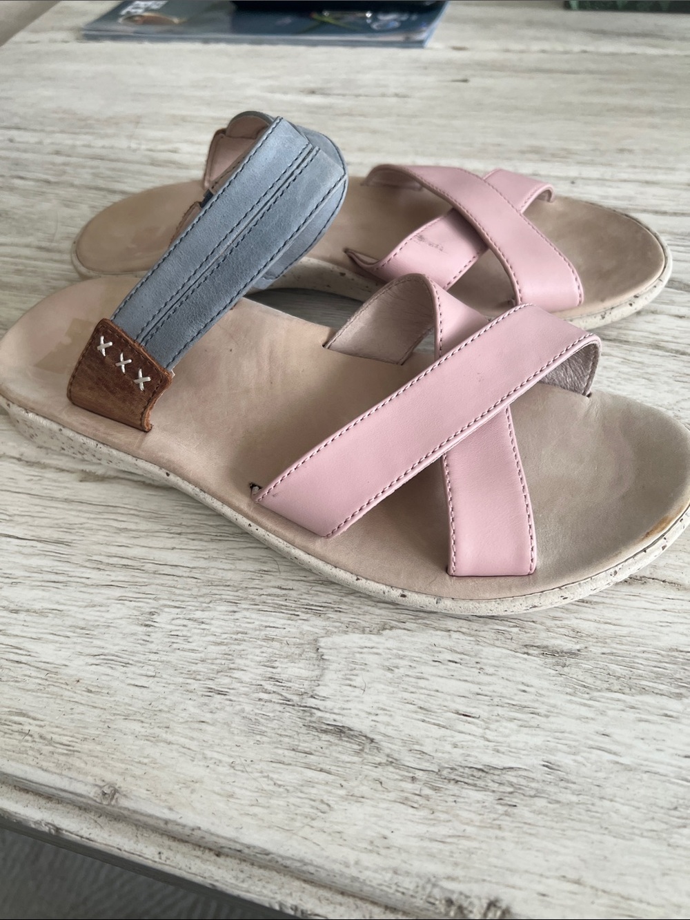 Superfeet leather sandals. Size 8
Gently used with some slight marks, see pics.